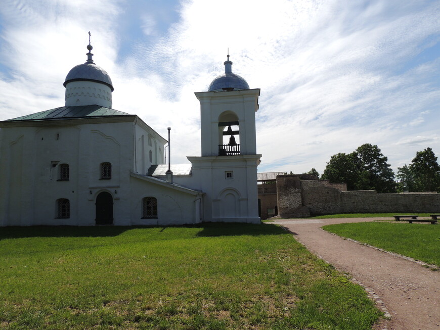 Никольский собор 14 века с колокольней (19 век).