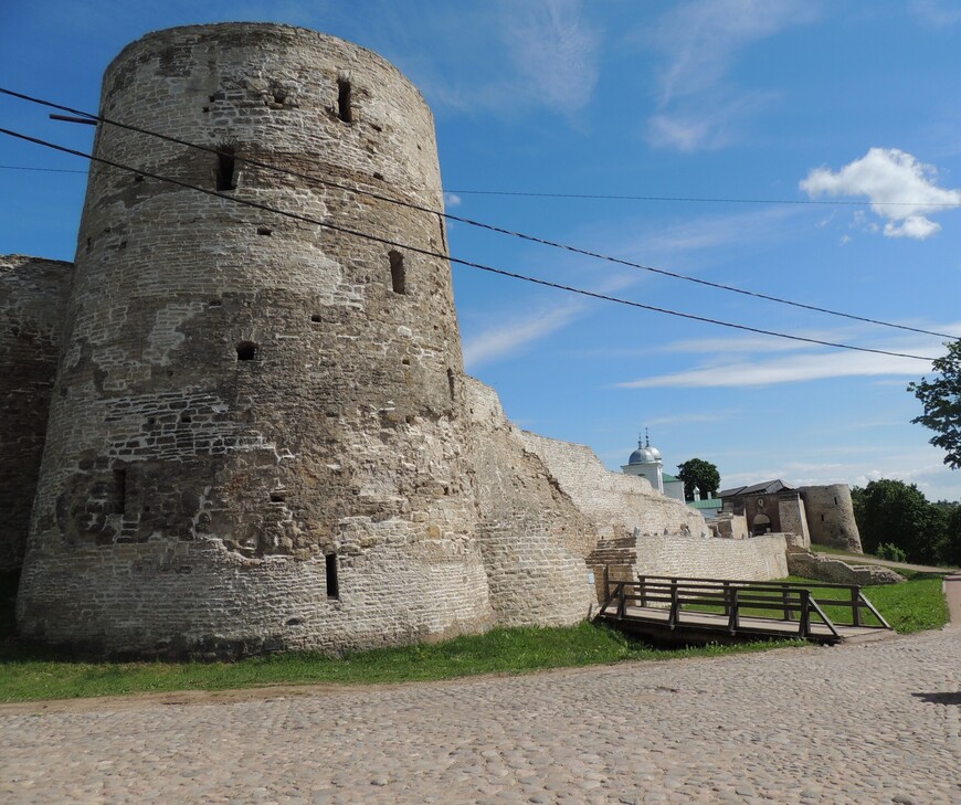 Часть Изборской крепости 14 века - Башня Темнушка.