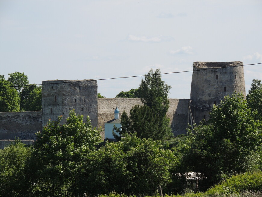 Часть Изборской крепостной стены - башня Талавская и башня Вышка. Рядом с Талавской башней - часовня в честь иконы Корсунской Божией Матери (20 век).