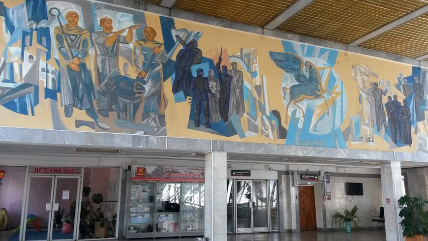 Фреска на стене внутри здания вокзала