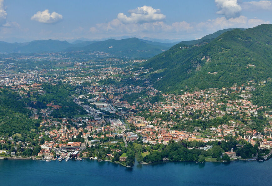 Вид на Черноббио с противоположного берега озера Комо - со смотровой площадки в Брунате