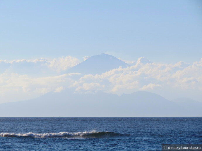 В хорошую погоду с небольшой влажностью виден стратовулкан Ангунг на соседнем острове. До него пятьдесят километров. 