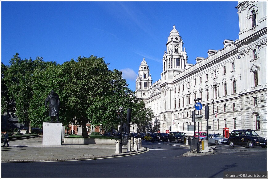 Парламентская площадь и памятник сэру Уинстону Черчиллю.