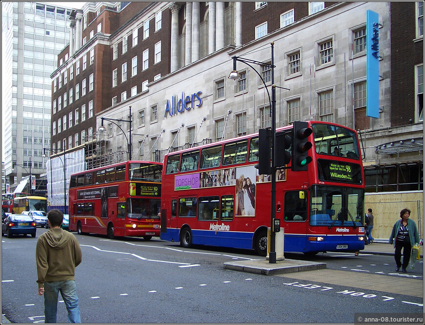 Двухэтажные автобусы на Оксфорд-стрит. Ни один турист не пропускает эту лондонскую улицу, известную своими магазинами.