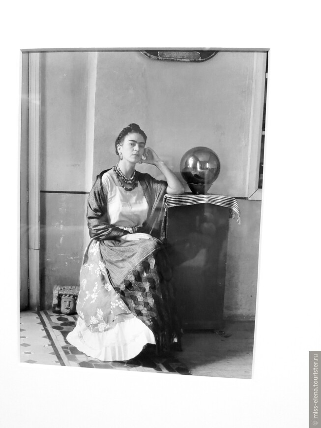 Мануэль Алварез Браво. Фрида Кало с хрустальным глобусом 1930 год