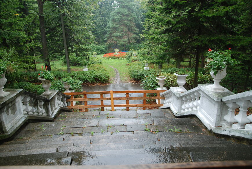 Вид на парк с главной лестницы имения