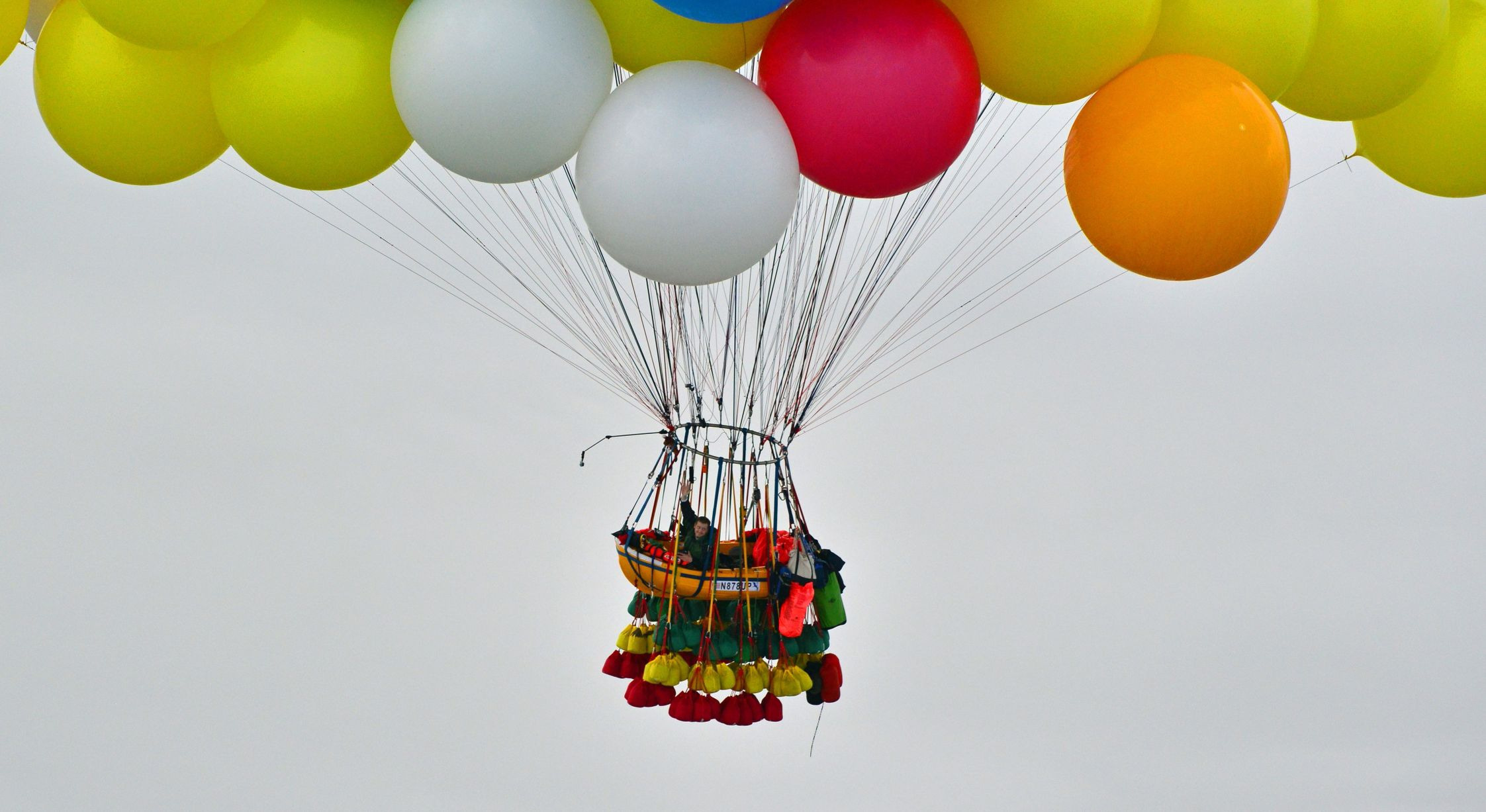 Воздушный шарик наполненный гелием взлетает в воздухе. Воздушный шар. Vozdushnyye shar. Воздушный шар с корзиной. Воздушный шар балласт.