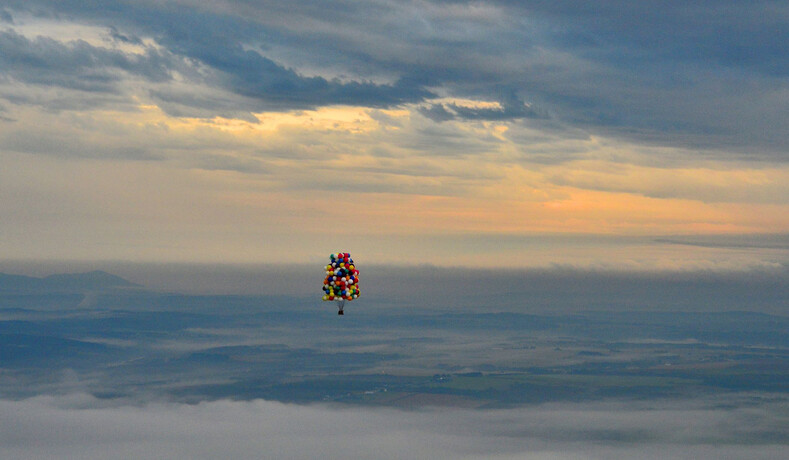 Фото: мужчина на связке воздушных шаров улетел за сотни километров и пересек залив (когда детская мечта вышла из-под контроля)