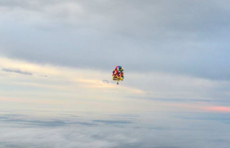 Фото: мужчина на связке воздушных шаров улетел за сотни километров и пересек залив (когда детская мечта вышла из-под контроля)