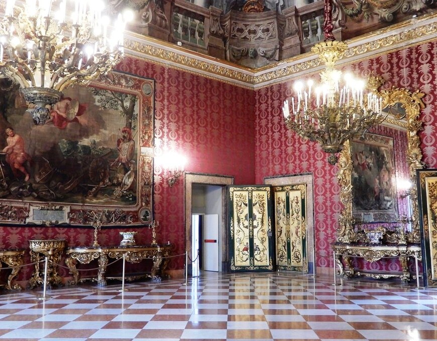 Королевский дворец в Неаполе — их Зимний дворец для Бурбонов