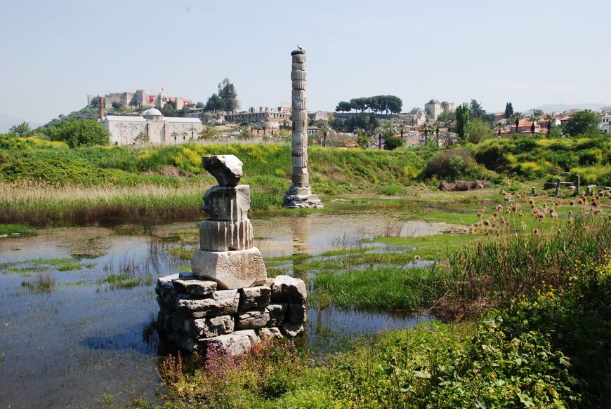 Фрагменты храма частично затоплены
