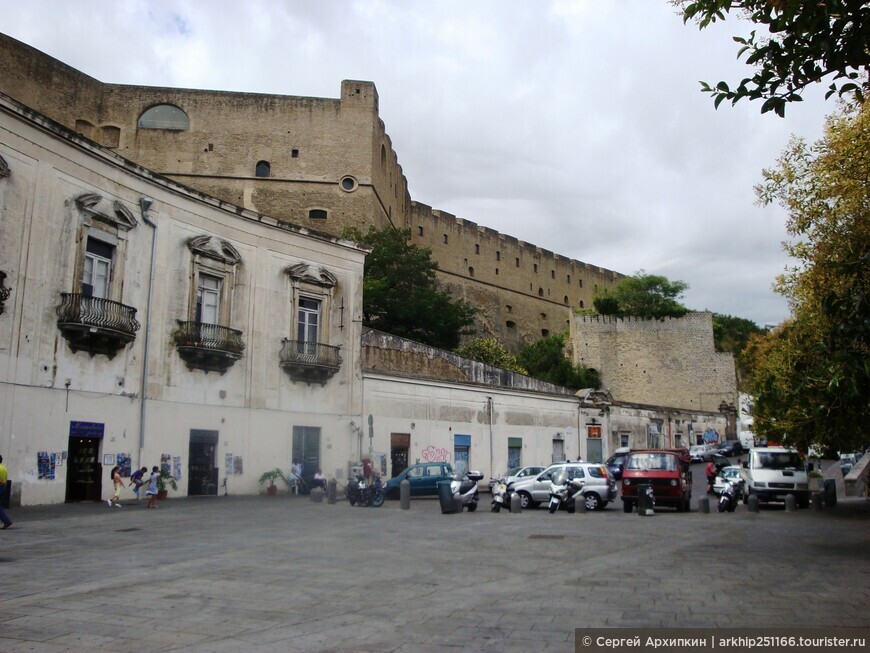 В самой высокой точке Неаполя —средневековый замок Сант-Эльмо