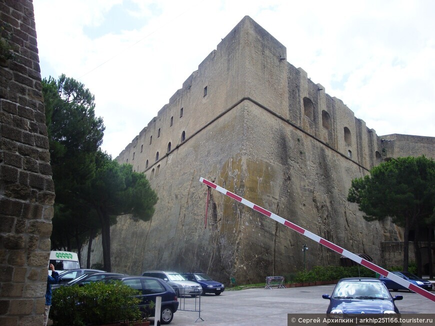 В самой высокой точке Неаполя —средневековый замок Сант-Эльмо