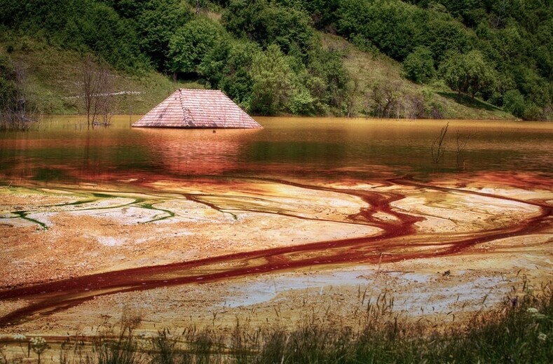 Румынская деревня Джамана, затопленная токсичными отходами: страшные кадры деревни-призрака