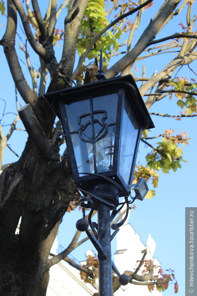 Старинный фонарь на на пешеходной улице.