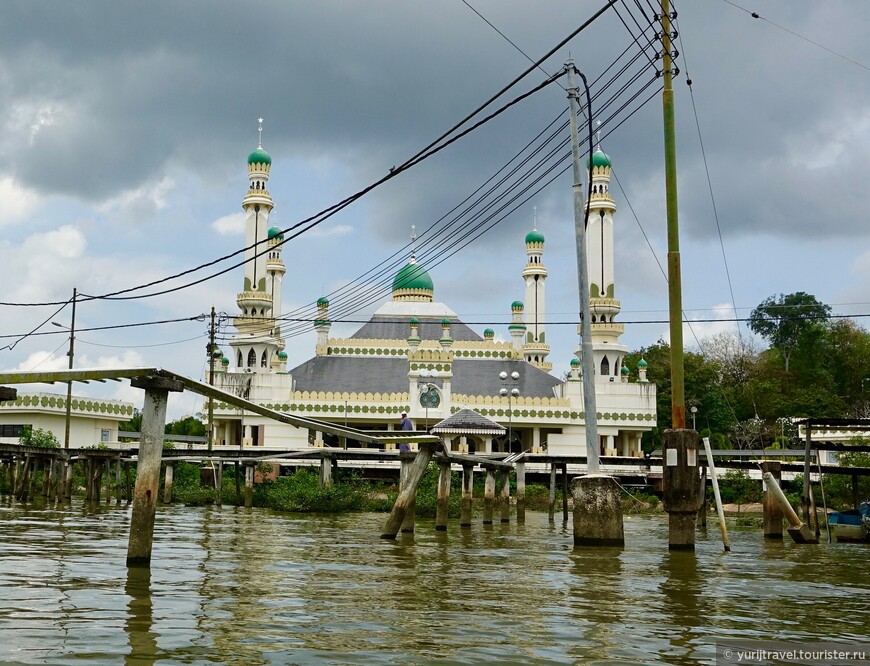 Мечеть водной деревни