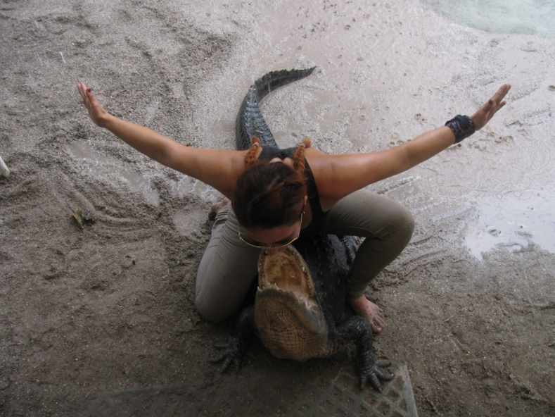 Девушка спасла страшных аллигаторов от гибели и приручила этих 5-метровых хищников (дружба, от которой многие отказались бы)
