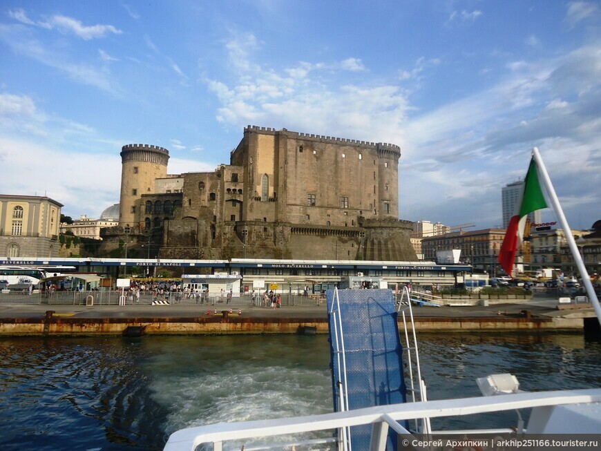 Самый красивый средневековый замок в самом центре Неаполя