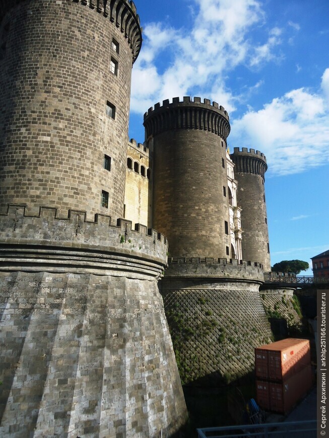 Самый красивый средневековый замок в самом центре Неаполя