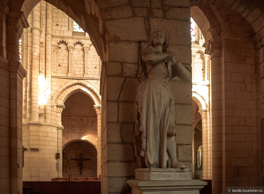 Статуя Жанны Д Арк в Норт Дам.