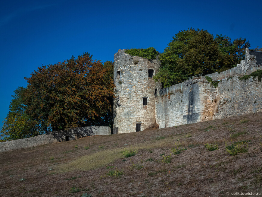 Крепостная стена Шарите сюр Луар.