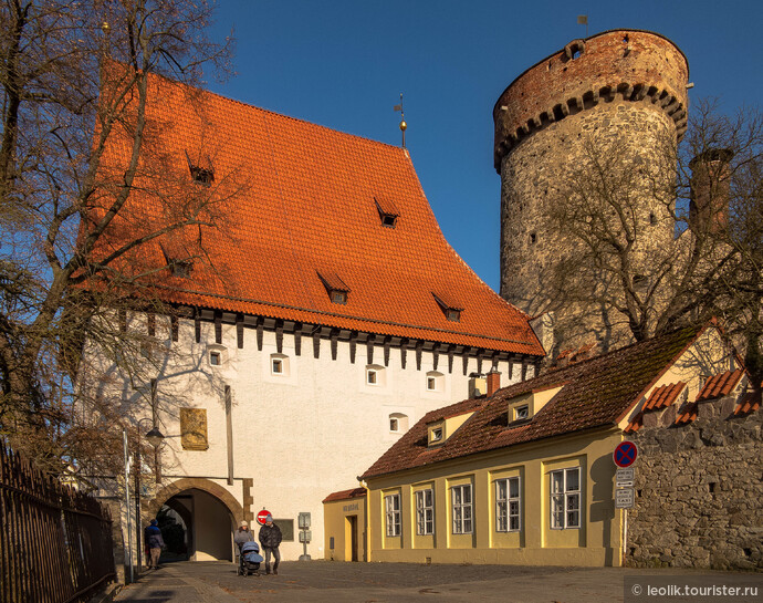 Старейшей сохранившейся достопримечательностью города является крепостная башня Котнов 13-го столетия. К башне прилегают единственные сохранившиеся Бехыньские городские ворота.