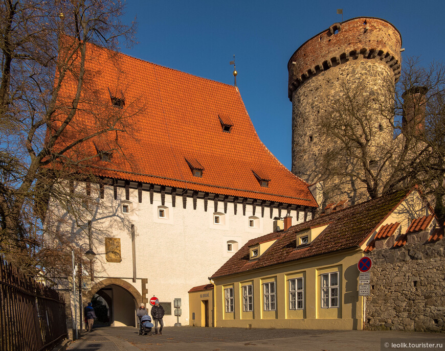 Старейшей сохранившейся достопримечательностью города является крепостная башня Котнов 13-го столетия. К башне прилегают единственные сохранившиеся Бехыньские городские ворота.