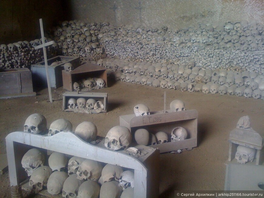 Культ смерти неаполитанцев на кладбище Фонтанелле