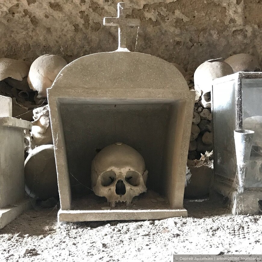 Культ смерти неаполитанцев на кладбище Фонтанелле