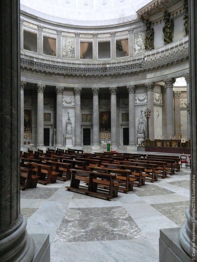 Базилика Сан Франческо ди Паола в центре Неаполя-один из лучших образцов неоклассической архитектуры в Италии