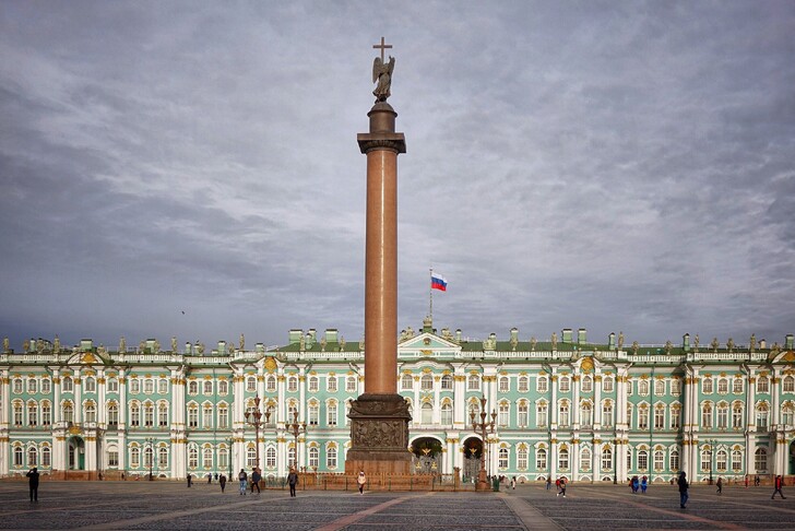Дворцовая площадь: Александровская колонна и Эрмитаж