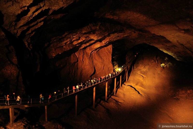 Внутри Новоафонских пещер