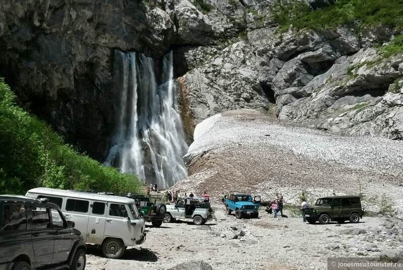 Гегский водопад частично скрыт большим «сугробом» снега