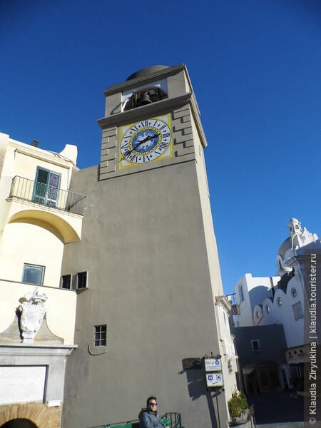 Часова башня, прозванная кампанилой Пьяцетты.