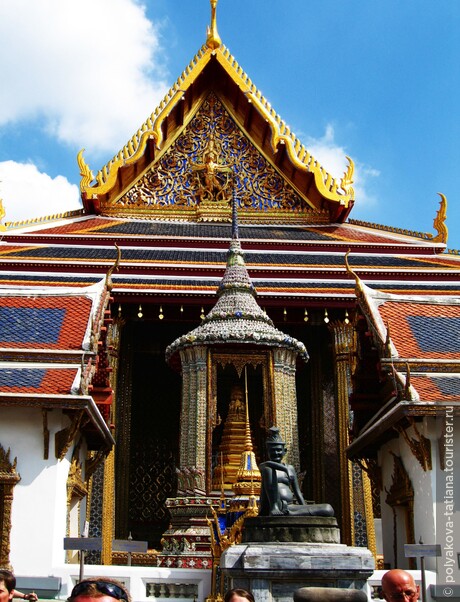 Вход в храм изумрудного будды