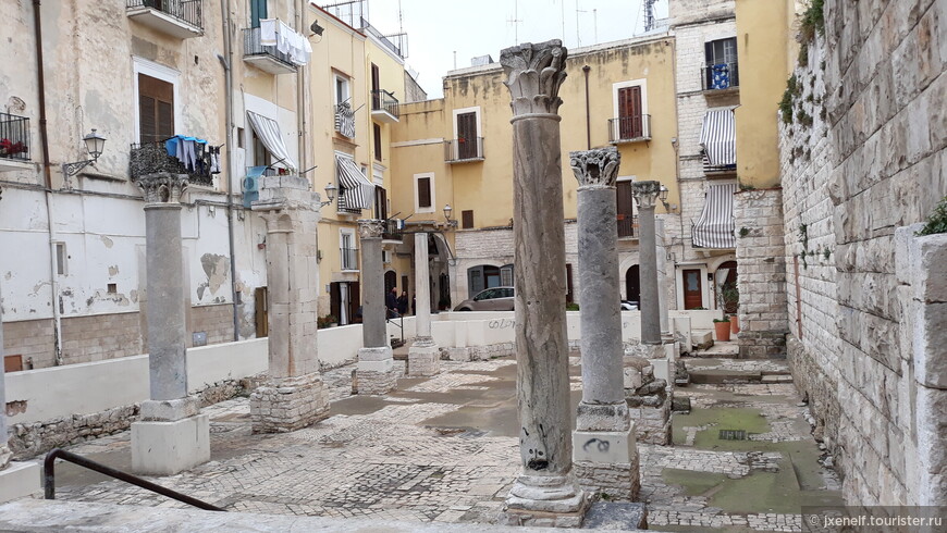 Памятники в старом городе можно встретить на каждом шагу. Руины базилики Santa Maria del Buon Consiglio   IX век