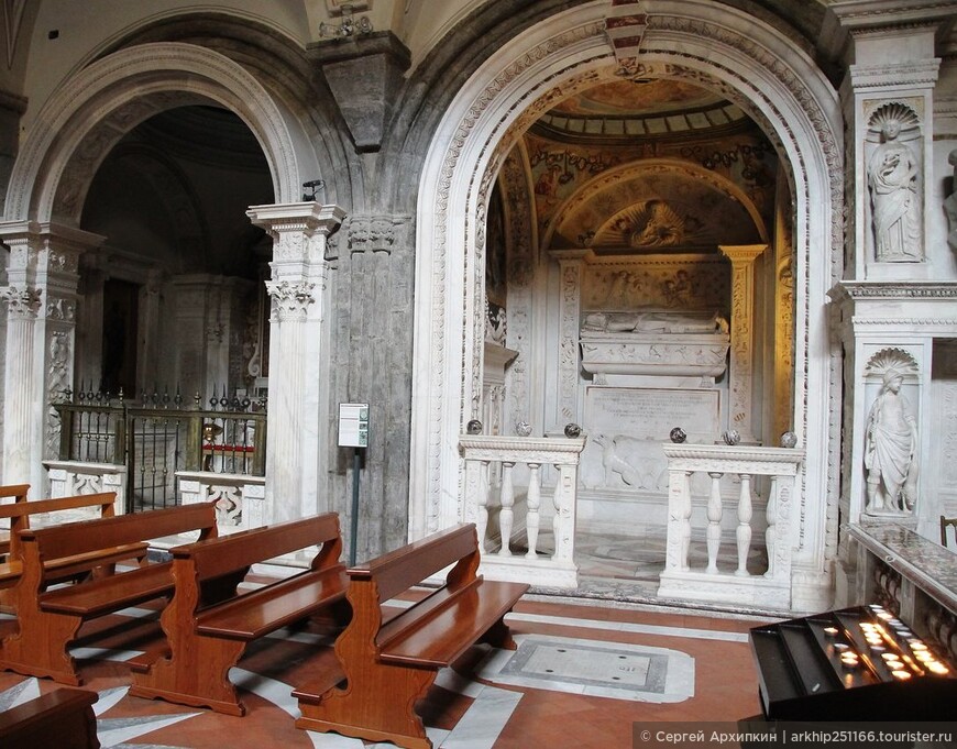 Средневековая церковь Сан-Доменико-Маджоре — собор Арагонских королей в Неаполе