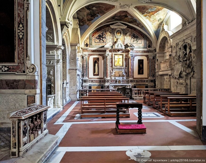 Средневековая церковь Сан-Доменико-Маджоре — собор Арагонских королей в Неаполе