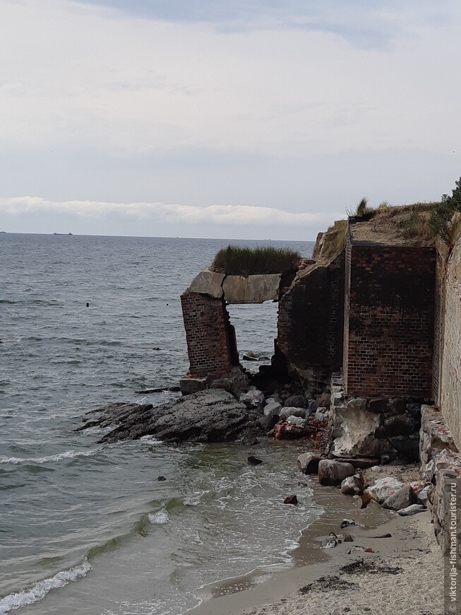 Стены форта съедает море