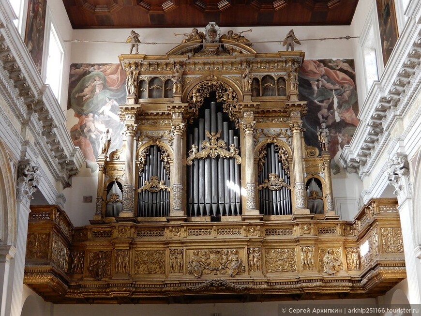 Церковь Святой Анны Ломбардийской — шедевр средневековых флорентийских мастеров 15 века в Неаполе
