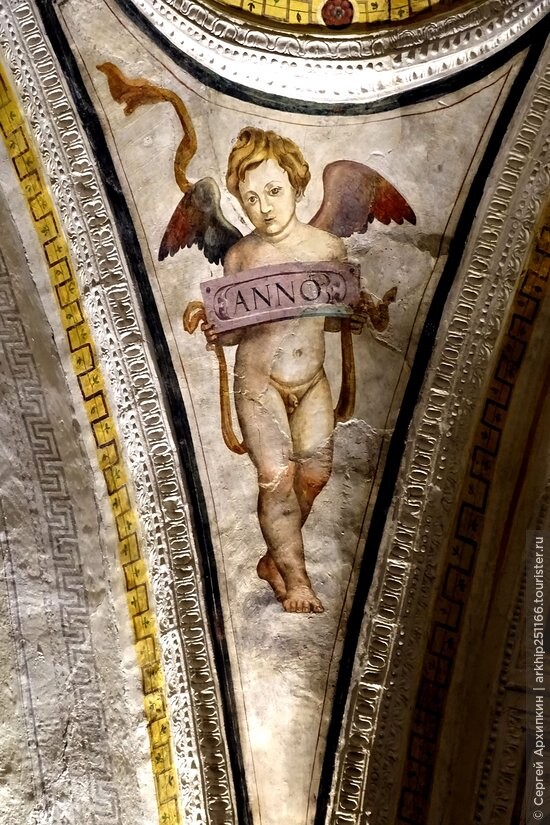 Церковь Святой Анны Ломбардийской — шедевр средневековых флорентийских мастеров 15 века в Неаполе