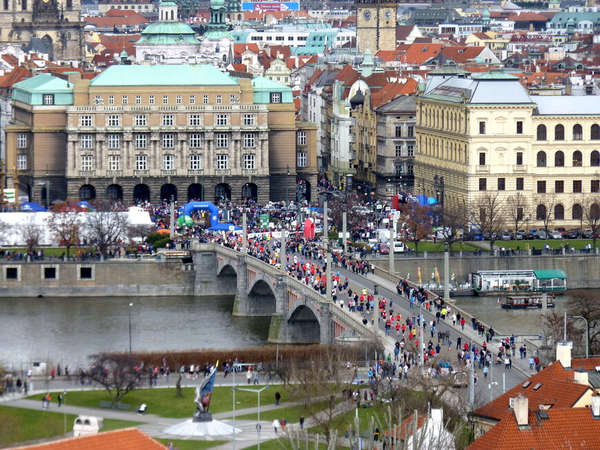 Участники бегут по мосту через Влтаву