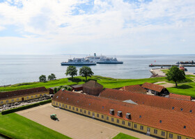Вид на Эресунн и территорию замка с высоты башни, где располагается отличная смотровая площадка.