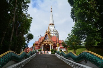 Турист из РФ поселился в храме в Таиланде в ожидании рейса домой