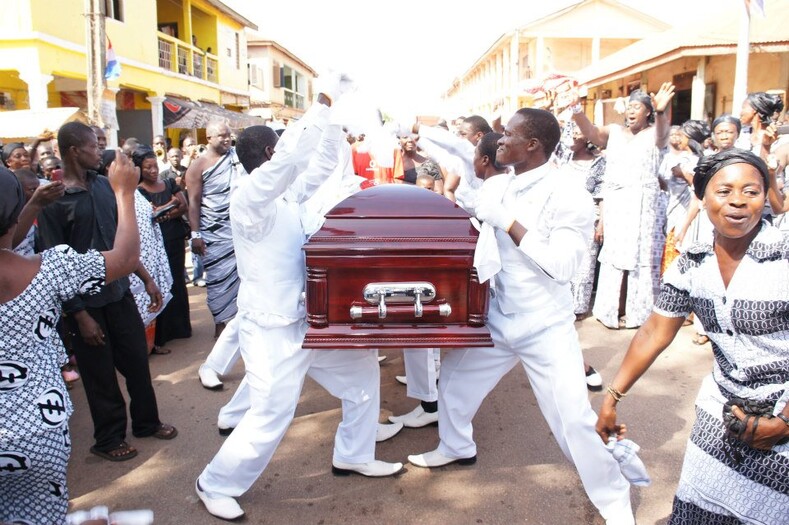 Танцы с гробами: особенности похорон в Гане