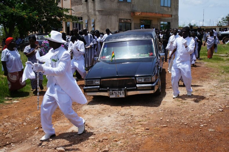 Танцы с гробами: особенности похорон в Гане