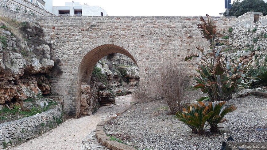 Старый римский мост еще исправно служит