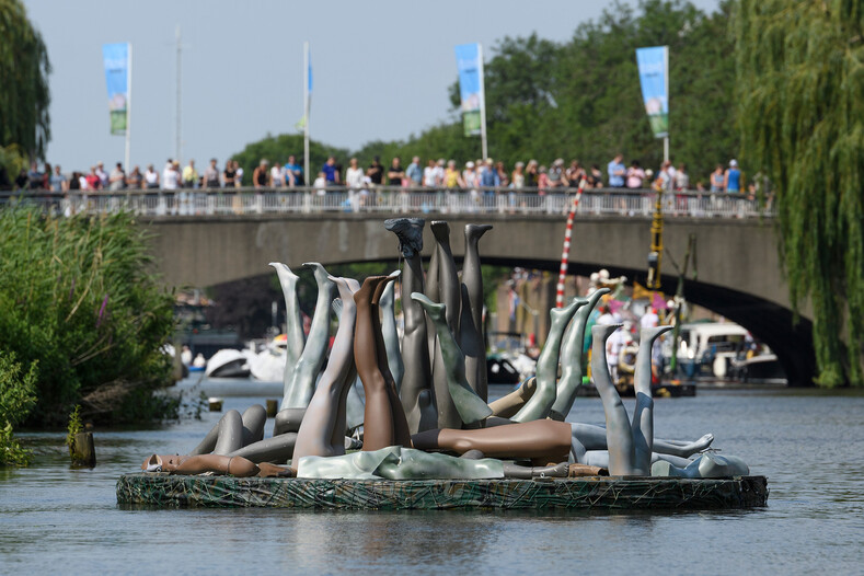 Плавающее пианино, странные лодки и необычные перфомансы: впечатляющие фото с Парада Босха