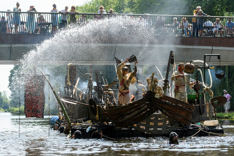 Плавающее пианино, странные лодки и необычные перфомансы: впечатляющие фото с Парада Босха