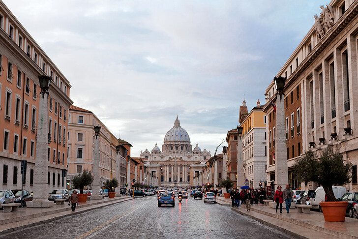 Вид на Ватикан от улицы Примирения